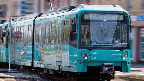 Eine U-Bahn fährt an der Haltestelle Dornbusch entlang. 