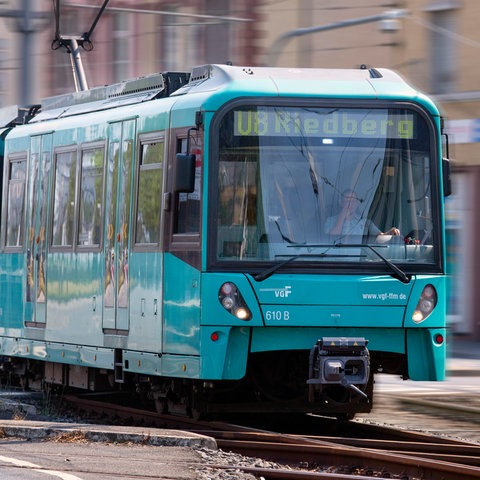 Eine U-Bahn fährt an der Haltestelle Dornbusch entlang. 