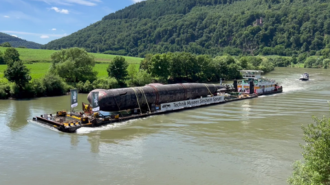 Das ausgemusterte U-Boot U17 passiert das hessische Neckarufer.