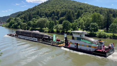 Das ausgemusterte U-Boot U17 passiert das hessische Neckarufer.