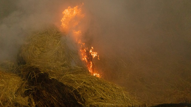 275 Strohballen In Ulrichstein In Flammen | Hessenschau.de | Panorama