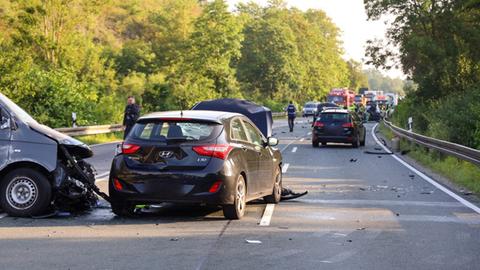 Drei der insgesamt sechs Fahrzeuge stehen beschädigt auf der B27.