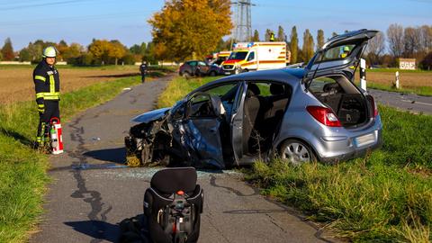 Zwei Autos kollidierten auf der K157 bei Groß-Gerau. 