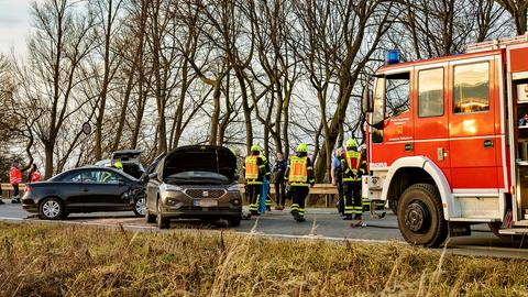 Unfallautos und Feuerwehrfahrzeug stehen auf Bundesstraße