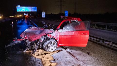 ein zerstörtes rotes auto