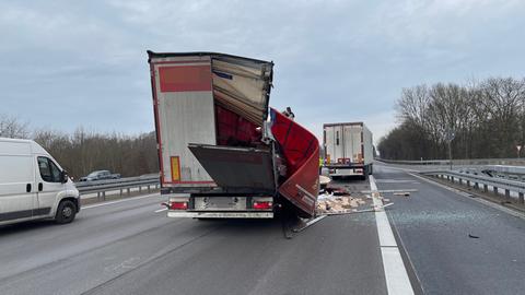 Ein Lastwagen ist stark demoliert und steht noch auf der A3. 