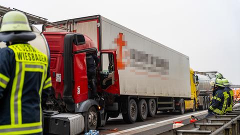 Zwei Lkw sind auf der A3 zu sehen, die ineinander gefahren sind.