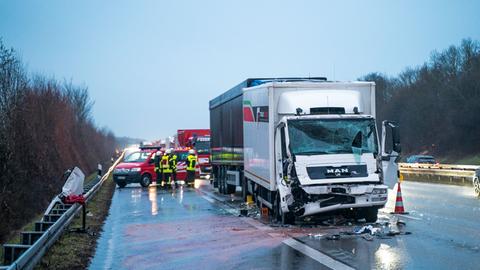 Zwei verunfallte Lkw stehen auf der Fahrbahn der A3 bei Limburg