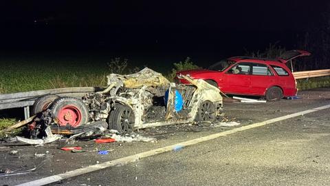 Ausgebranntes Autowrack auf der A5 bei Weiterstadt (Darmstadt-Dieburg)