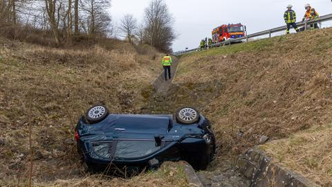 Ein Autowrack liegt im Graben neben der A66 bei Flieden (Fulda).