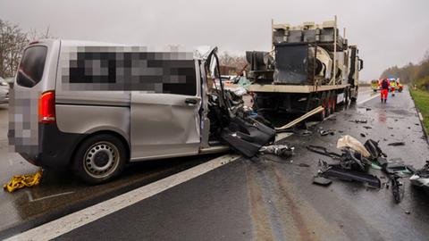 Ein Autofahrer ist auf der A7 bei Knüllwald (Schwalm-Eder) auf einen stehenden Lkw aufgefahren-