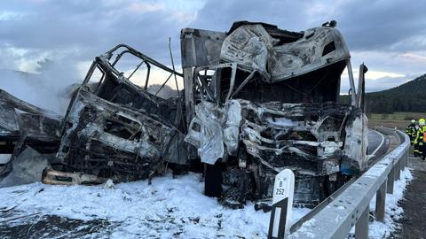 Ein verunfallter Lkw auf der B252 ist schwer beschädigt.