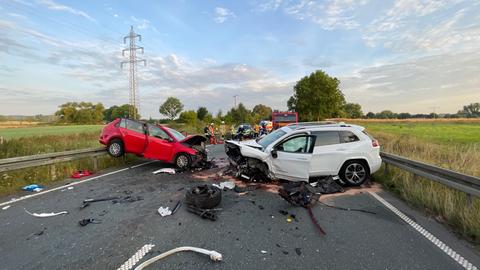 Zwei Autos stehen sich gegenüber, bei beiden ist die Motorhaube beschädigt. 