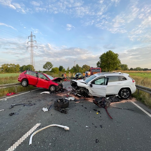 Zwei Autos stehen sich gegenüber, bei beiden ist die Motorhaube beschädigt. 