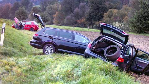 Drei Autos im Feld, teilweise schwer verbeult.