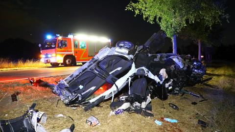 Der völlig zerstörte Unfallwagen