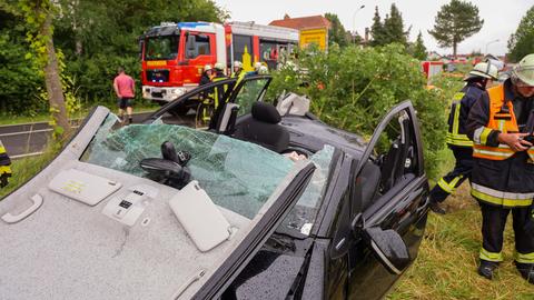 Demoliertes Auto nach Unfall bei Burghaun