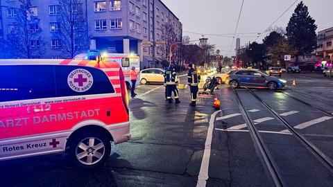 Unfallort in Darmstadt - es ist dunkel - im Vordergrund steht ein Notarztwagen, Einsatzkräfte auf einer Kreuzung