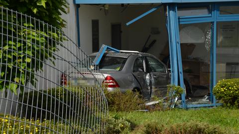 Auto in Modehaus in Dillenburg-Fronhausen gekracht