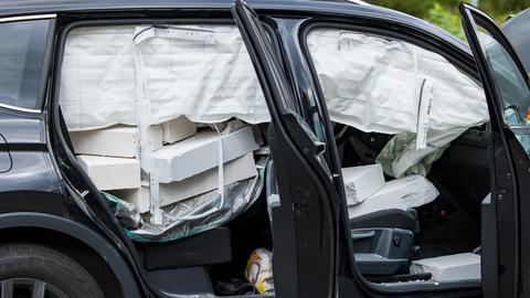 Ein mit Steinen vollgepacktes Auto