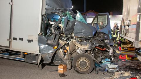 Der vordere Teil des Transporters ist völlig zerstört