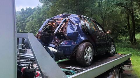 Demolierter Unfallauto auf Abschleppwagen