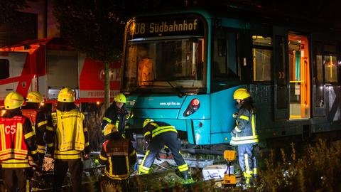 Einsatzkräfte an der Unfallstelle an der Haltestelle "Campus Riedberg"