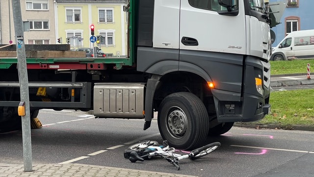 Frankfurt Radfahrer stirbt nach Abbiegeunfall mit Lkw