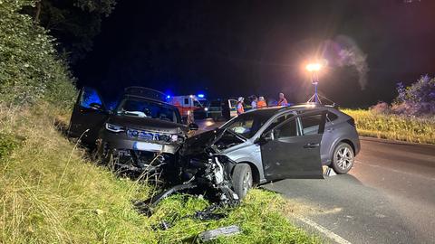 Zwei Autos stehen nach einem Frontalzusammenstoß nahe Guxhagen auf der Straße.