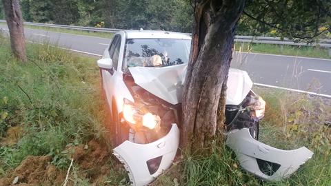 Das Auto krachte beim Ausweichmanöver frontal gegen einen Baum