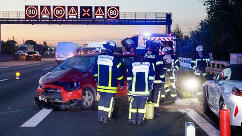 Unfallstelle mit zwei kaputten Autos auf der A3