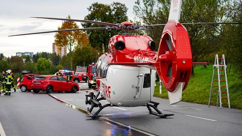 Beim Landen auf der Bundesstraße berührt der Rettungshubschrauber ein Verkehrssschild. Er kann erst Stunden später wieder abheben. 