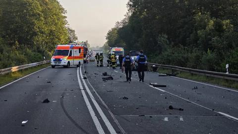 Mehrere Unfall-Autos auf Straße mit Einsatzfahrzeugen