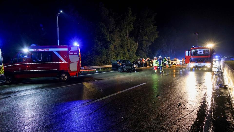 Zwei Tote und vier Schwerverletzte bei Unfall im Starkregen auf A7