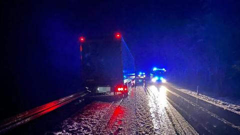 Auf der L3176 bei Hünfeld-Michelsrombach rutschte ein Lkw gegen die Leitplanke. 