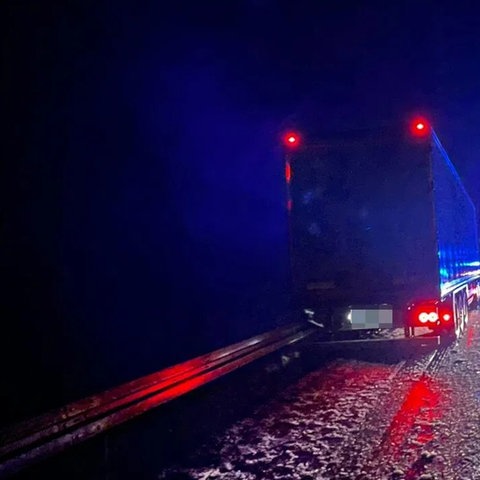 Auf der L3176 bei Hünfeld-Michelsrombach rutschte ein Lkw gegen die Leitplanke. 