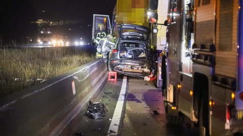 Auto an betonierter Leitplanke eingeklemmt von Lkw