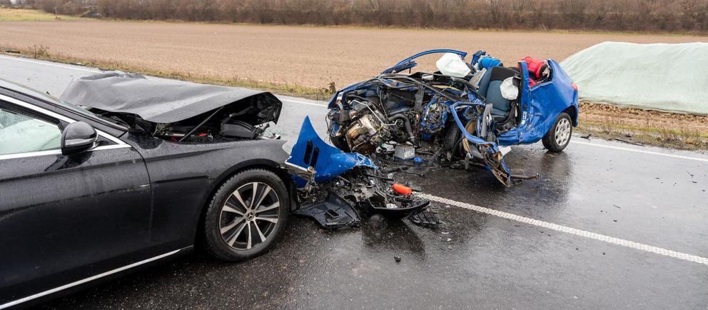 Tödlicher Unfall Auf B3 Bei Wöllstadt: Fahrer Stirbt – Opa Und Zwei ...