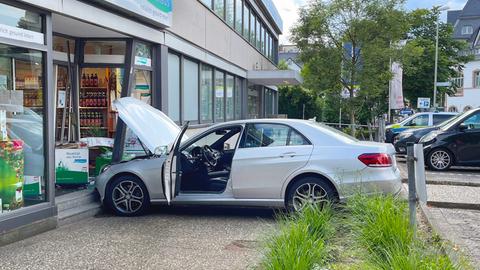 Ein silbernes Auto ist in ein Reformhaus in Königstein (Hochtaunus) gekracht.