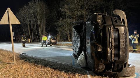 Zwei Autowracks, ein SUV auf der Seite liegend, Sachverständige an der Unfallstelle