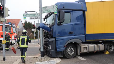 Ein Sattelschlepper mit demolierter Front steht an einem Verkehrsschild.