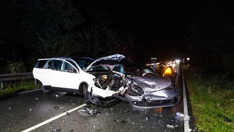 Ineinander verkeilt stehen die Autos auf der Straße.