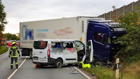 Beschädigter Lkw und Transporter, Einsatzkräfte