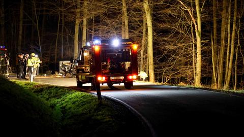 Ein Autowrack bescheinen von Scheinwerfern der Einsatzkräfte