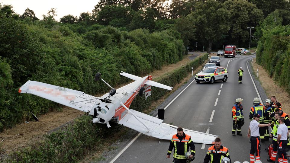 Absturz in Großostheim Flugzeug aus Egelsbach bleibt an Zaun hängen