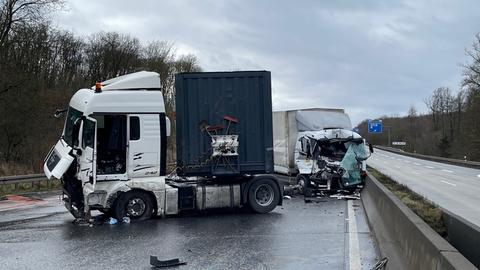 Zwei Lkw stehen quer auf der A5 zwischen Reiskirchen und Grünberg in Mittelhessen