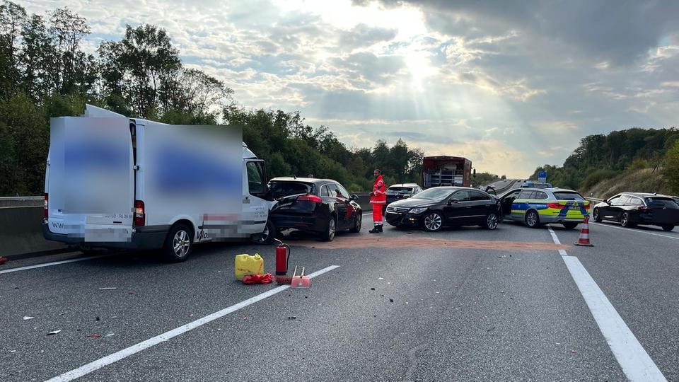 Acht Verletzte bei Auffahrunfall auf A4 bei Friedewald Hessen am Morgen