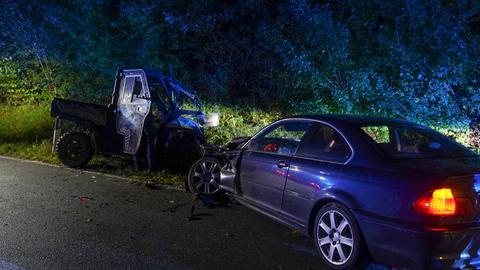 Zwei Unfallautos auf der Landstraße