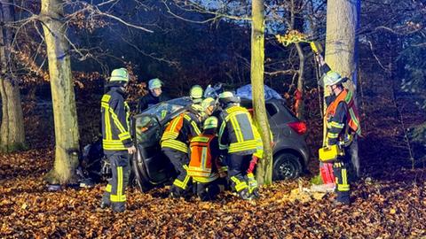 Rettungskräfte an Autowrack