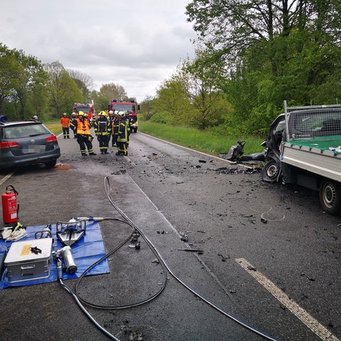 Auto und Transporter beschädigt, Einsatzkräfte der Feuerwehr auf der Straße